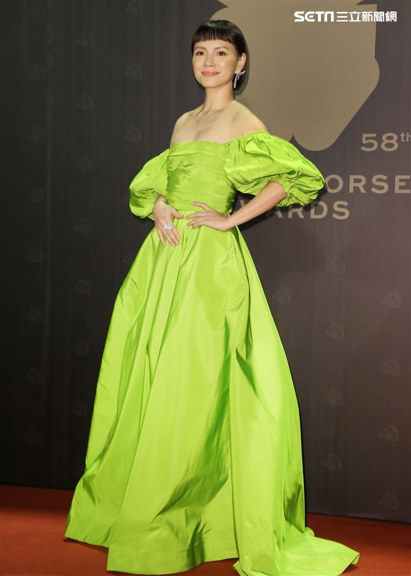 金馬58李心潔，身穿一襲純綠色削肩禮服。（記者邱榮吉、楊澍/攝影）