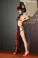 金馬58白靈，身穿的火辣黑禮服依舊藏有她的巧思，一半身體露出內衣，且在衣服縫上「做精彩的你自己」，一轉身是「勇敢自由」等字樣，手上拿的包包也有「我的性高潮很吵」大字，前衛造型令人驚艷。（記者邱榮吉、楊澍/攝影）