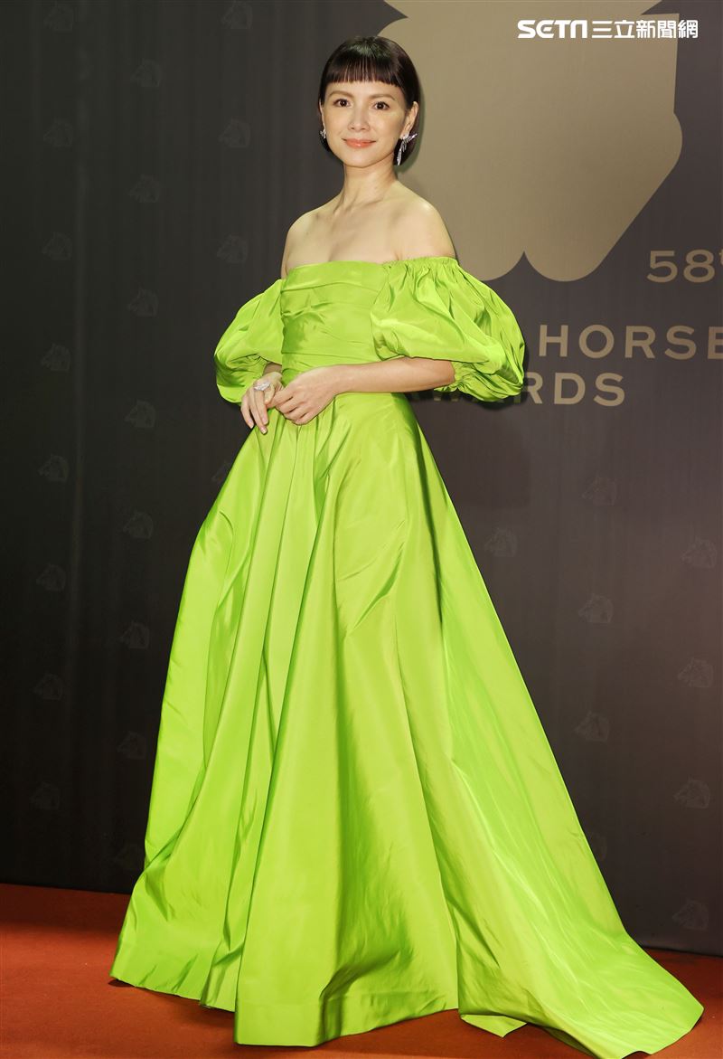 金馬58李心潔，身穿一襲純綠色削肩禮服。（記者邱榮吉、楊澍/攝影）