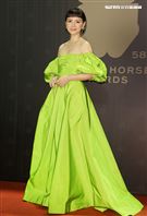 金馬58李心潔，身穿一襲純綠色削肩禮服。（記者邱榮吉、楊澍/攝影）