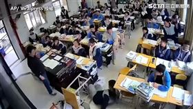 課桌椅倒下，人還摔個四腳朝天。（圖／AP／Viralpress授權）