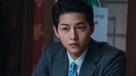 韓國男神宋仲基主演《黑道律師文森佐》。（圖／Netflix提供）