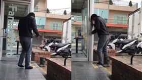 爆廢公社／工人進超商前1舉動！眾人讚爆：沒親眼看到真不敢相信。爆廢公社