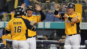 ▲台灣大賽G2中信兄弟指定打擊周思齊炸裂3分砲。（圖／記者劉彥池攝影）