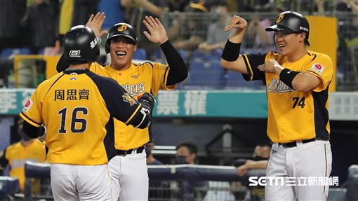 ▲台灣大賽G2中信兄弟指定打擊周思齊炸裂3分砲。（圖／記者劉彥池攝影）