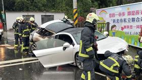 新北市汐止區1部奧迪R8超跑發生自撞電線杆事故。（圖／翻攝畫面）