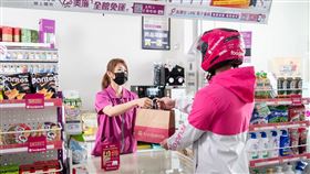 美廉社門市人員快速撿貨結合foodpanda外送夥伴即時到店，雙方核心主軸強勢結合打造完美供應鏈。（圖／foodpanda提供）