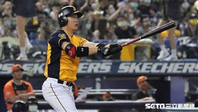 ▲台灣大賽G2中信兄弟一壘手許基宏炸裂3分砲。（圖／記者劉彥池攝影）