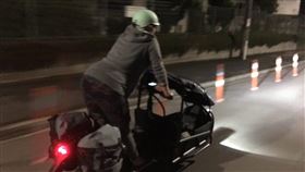 紐西蘭國會議員詹特（Julie Anne Genter）今天清晨跨上自行車前往醫院，當時她已經開始出現宮縮，到醫院約1小時後就生下第2胎。圖／翻攝自Julie Anne Genter臉書