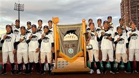 鄭文燦在臉書寫下，平鎮最強，黑豹旗史無前例三連霸！（圖／翻攝自鄭文燦臉書）