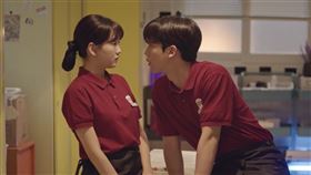 《學校2021》金曜漢（左）傾身嘴唇靠近趙怡賢：要再親一次嗎？（圖／翻攝自myvideo）