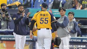 ▲台灣大賽G2中信兄弟投手象魔力退場。（圖／記者劉彥池攝影）
