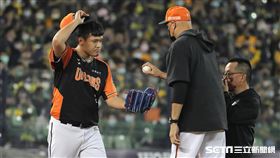 ▲台灣大賽G2統一獅投手鄭鈞仁受傷退場，終結者陳韻文緊急登板。（圖／記者劉彥池攝影）