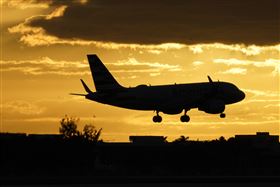 美國邁阿密國際機場發現偷渡客，1名瓜地馬拉籍男子躲在客機起落架艙內竟安然無恙地落地，最後也遭逮。（示意圖／美聯社／達志影像）