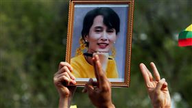 緬甸遭罷黜的領導人翁山蘇姬被控連串罪名，她有可能共將被判入監數十年。（圖／路透社／達志影像）
