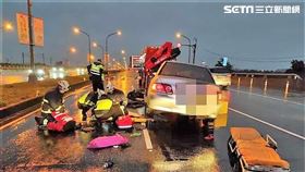 宜蘭縣蘭陽大橋發生女騎士自摔遭後方轎車輾斃事故。（圖／翻攝畫面）