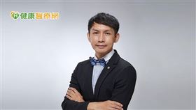 耳鼻喉科楊啟坤醫師指出，在影響小孩身高發展的因素當中，基因與生長激素的分泌最為關鍵。