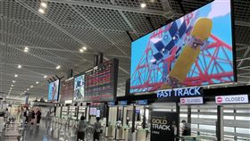 訪日外籍客大減  日專家估經濟效益損失28兆元為避免COVID-19（2019冠狀病毒疾病）疫情擴大，日本採取邊境管制措施，去年訪日外國客減少約8成7，日本經濟學者宮本勝浩估算，去年經濟效益損失約新台幣28兆元。圖為8月22日東京羽田國際機場。中央社記者楊明珠東京攝  110年9月21日