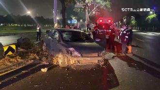 疑天雨路滑！轎車轉彎突自撞分隔島