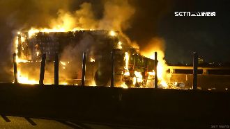 聯結車爆胎火燒車　瓶裝水散落駕駛逃