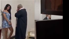 國外神職人員，偷帶女生進教堂激戰。（圖／翻攝自推特）