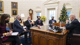 拜登防疫顧問佛奇：需2週時間了解Omicron白宮防疫顧問佛奇（左三）美東時間28日向美國總統拜登（右一）表示，可能需要2週時間才能對Omicron新變異株的傳播性與嚴重性有更明確了解，但他相信現有疫苗仍能提供一定保護力。（白宮提供）中央社記者江今葉華盛頓傳真 110年11月29日