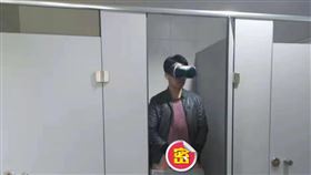 躲學校廁所！男大生「VR看A片」忘關門　DIY畫面流出（圖／翻攝自小和尚禪房微博）