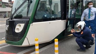 輕軌意外！女騎士疏忽擦撞恐遭求償