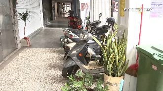 機車擋門遭移　他反擊：店家無權要求
