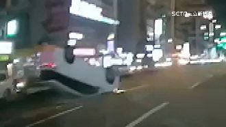 多元計程車遭撞翻　乘客驚嚇氣喘發作