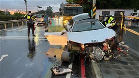 新北市汐止區1部白色奧迪R8超跑失控自撞電線杆。（圖／翻攝畫面）