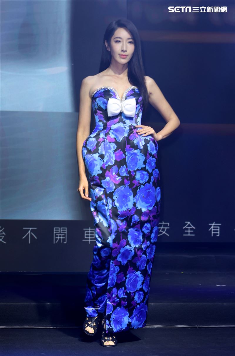 隋棠身著聯名款高級訂製服。（記者邱榮吉/攝影）