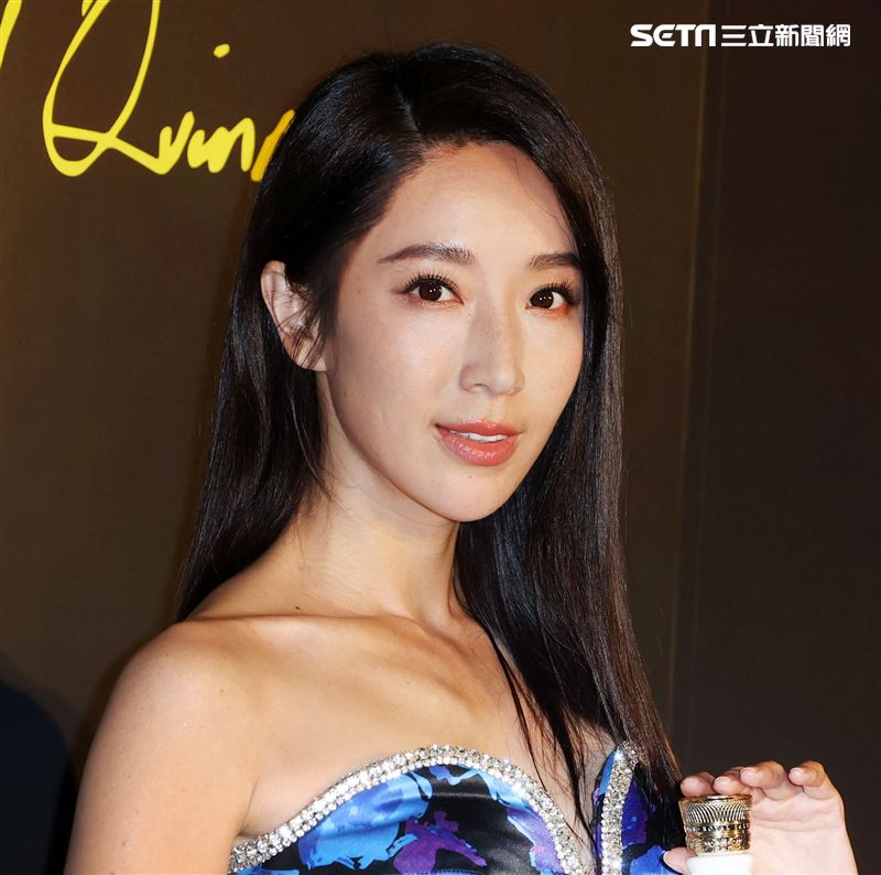 隋棠身著聯名款高級訂製服。（記者邱榮吉/攝影）