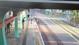 ▲男子疑似賭馬輸錢，將女乘客推落軌道。（圖／翻攝自陳偉霆IG）