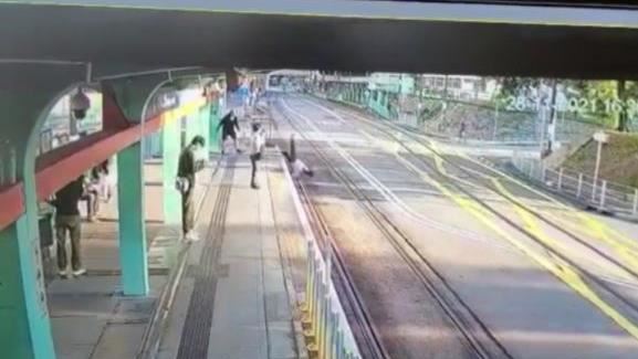 賭馬輸球發洩　男子將女乘客推落軌道