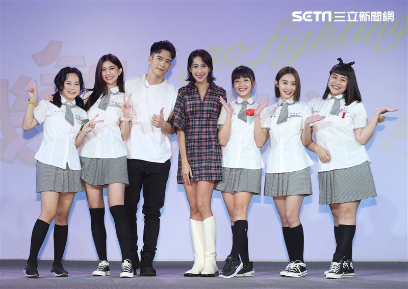 JR紀言愷、楊晴出席哈福高中超Young運動會。（記者邱榮吉/攝影）