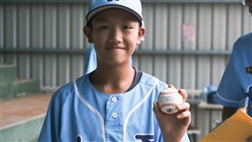 張可洛擊出生涯首支再見安打，要把這顆球放在爸爸獎盃旁。(徐生明棒球發展協會提供)