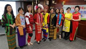 ▲新住民姊妹也穿母國服飾，與原民服飾爭豔。左起:緬甸張麗英、緬甸柯珍瑋、菲律賓蔡麗清(穿賽德克族服飾)、阿美族李美花(頭戴大花冠)，越南陳秋柳(穿撒奇萊雅族服飾)、印尼張慧芳、印尼邱喜春、越南麥玉惠、越南黎秋香、中國大陸盧亞春。（圖／移民署提供）