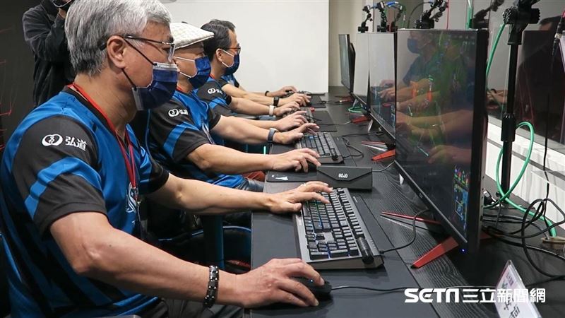 多圖／阿公阿嬤PK電競　年輕人跪了