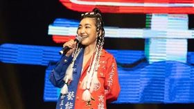 路嘉怡身穿周裕穎設計的戰服登上「全明星運動會2」旗艦演唱會。（圖／好看娛樂提供）