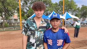 顏少庭擔任後援投手被逆轉哭腫了眼，林凱威特別跟他合照為他加油。（圖／徐生明棒球發展協會提供）