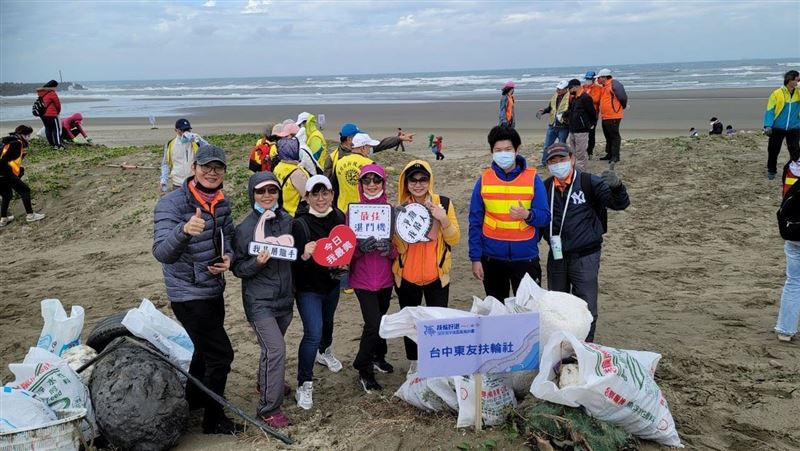 全球扶輪社搶頭香　台中800人淨灘