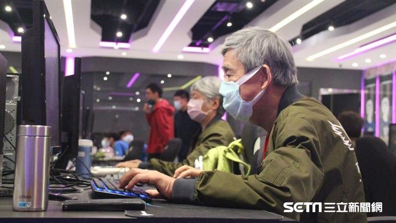 74歲阿公打電競比賽　超狂學習力曝