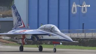 首架勇鷹高教機報到　軍事迷嗨翻搶拍