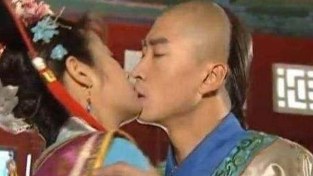 強吻林心如遭封殺　爾康摟嫩妹回飯店