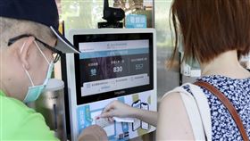 北市週末市場人流管制（1）台北市公有市場、超市及大賣場實施週末強制依身分證字號尾數分流採買，民眾12日前往公有南門中繼市場，帶身分證或用台北通一次完成實聯制與資格認證。中央社記者張皓安攝　110年6月12日