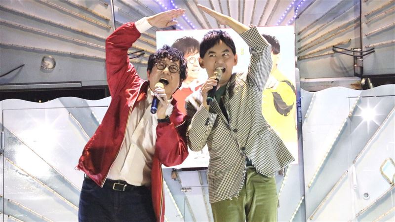 黃子佼逛夜市　老闆娘竟送上整排戒指