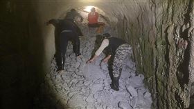 登山改路線遇崩塌受困  救難人員救援（2）4名山友申請攀登太魯閣國家公園奇萊山，卻更改路線翻越天長山後登能高越東段，不料遇山路崩塌而求援；花蓮縣消防局聘雇銅門部落的原住民獵人，帶領搜救人員進入山區，至已被土石堵死的天長隧道時，挖出可容1人經過的通道將受困的登山客救出。（花蓮縣消防局提供）中央社記者李先鳳傳真  110年11月29日