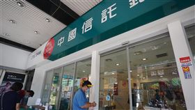 孩童家庭防疫補貼  開放實體ATM領取行政院「孩童家庭防疫補貼」補助國小以下孩童及國高中身心障礙生每人新台幣1萬元，繼15日開放網路申請後，18日開放銀行實體ATM領取。民眾可至國泰世華銀行、中國信託銀行、台新銀行的ATM（不一定要這3家的提款卡），輸入孩童健保卡卡號、監護人身分證號、提款卡密碼等資訊，即可領取現金。中央社記者徐肇昌攝  110年6月18日