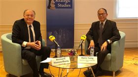 曾厚仁訪荷蘭談兩岸 強調台灣若倒下將引發骨牌效應外交部政務次長曾厚仁（右）11月29日接受荷蘭「海牙策略研究中心」訪問時表示，兩岸問題是民主與極權的對抗，若台灣倒下將引發骨牌效應。（圖駐荷蘭代表處提供）中央社記者唐佩君布魯塞爾傳真 110年11月30日